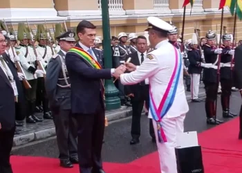 Paz recibe el bastón de mando de las Fuerzas Armadas