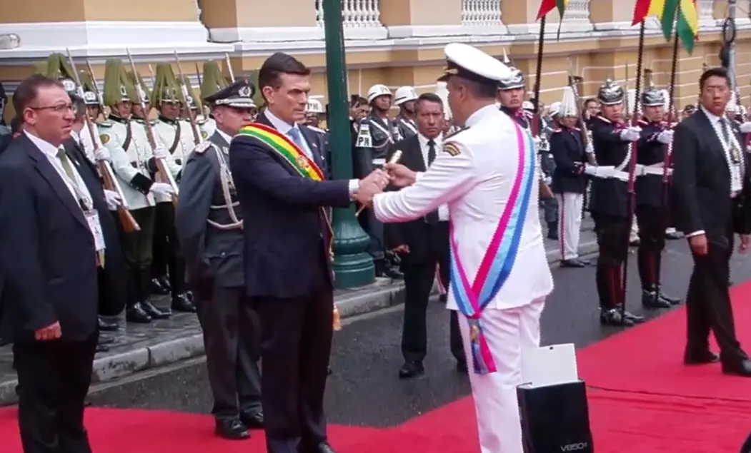 Paz recibe el bastón de mando de las Fuerzas Armadas