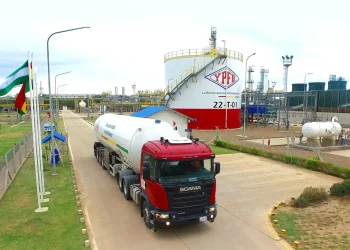 Paz advierte a YPFB por retrasos logísticos en combustibles