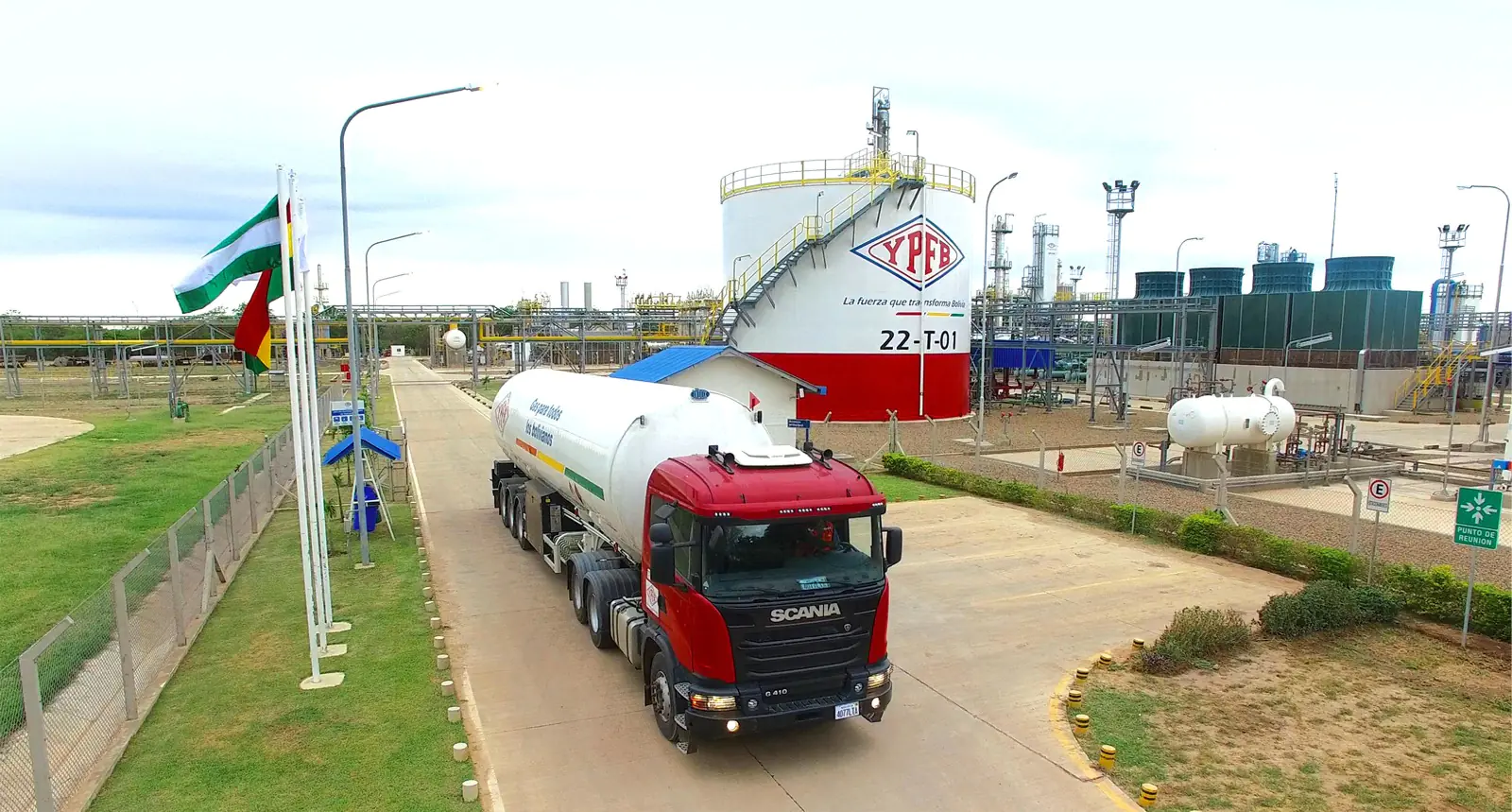 Paz advierte a YPFB por retrasos logísticos en combustibles
