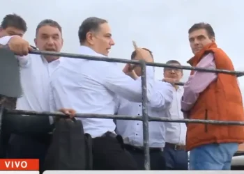 Paz Pereira lidera caravana de camiones cisternas con combustibles