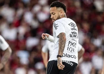 Flamengo alcanza a Palmeiras y hunde al Santos de Neymar