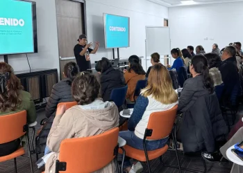 Instructor imparte clase sobre creación de contenido digital a emprendedores en taller de Community Manager organizado por Leaping Frog Academy en Bolivia.