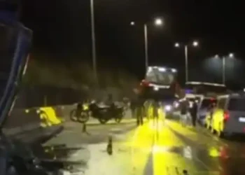 Un fatal accidente se registró la noche de este martes en la autopista La Paz-El Alto. FOTO: Captura BTV