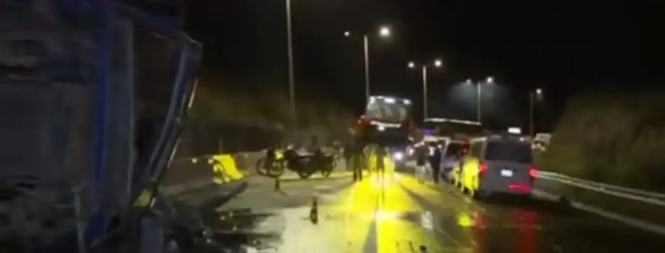 Un fatal accidente se registró la noche de este martes en la autopista La Paz-El Alto. FOTO: Captura BTV