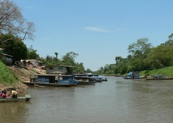 Las vacunas viajan en bote para llegar al norte paceño