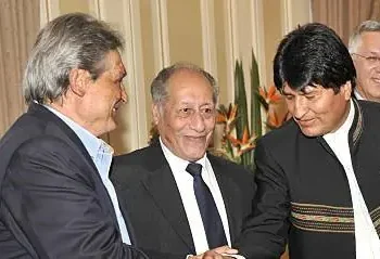 Jaime Paz Zamora y Evo Morales se saludan, acompañados de Guido Vildoso y Eduardo Rodríguez durante la demanda Chile en la CIJ. Foto: AFP