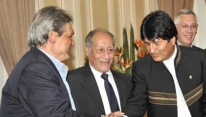 Jaime Paz Zamora y Evo Morales se saludan, acompañados de Guido Vildoso y Eduardo Rodríguez durante la demanda Chile en la CIJ. Foto: AFP