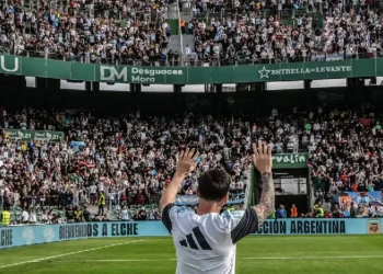 Argentina y Messi se dan un baño de masas en España