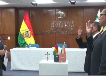 Espinoza posesiona a dos viceministros del área económica