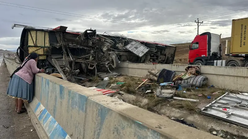 Un bus de transporte interdepartamental se accidenta en la carretera La Paz-Oruro. FOTO: RRSS