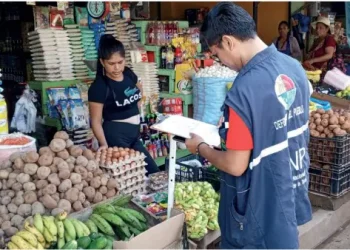 La Defensoría del Pueblo realiza el sondeo de los precios de los productos de la canasta familiar. FOTO: Defensoría del Pueblo