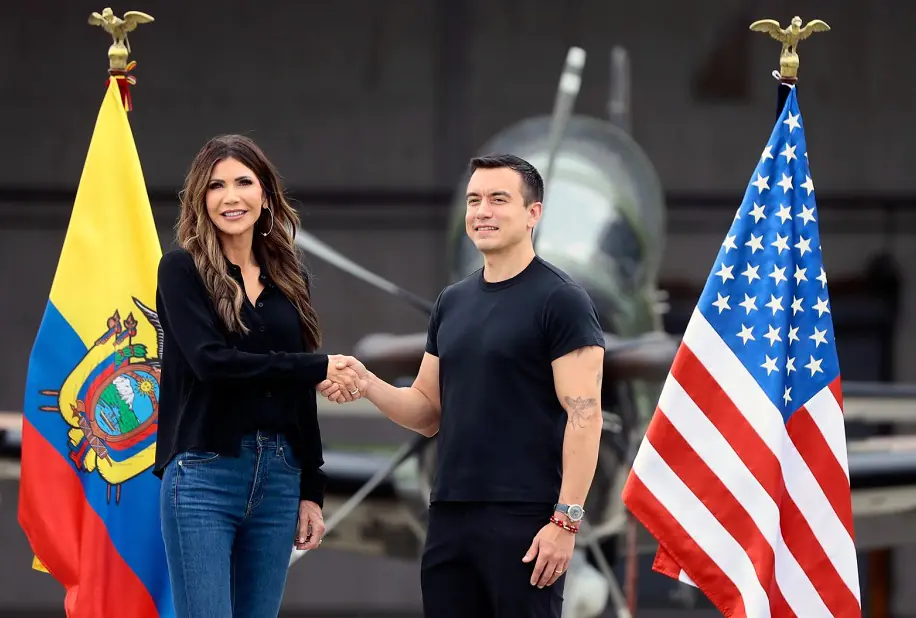 Noboa impulsa la instalación de bases norteamericanas/RRSS Noboa