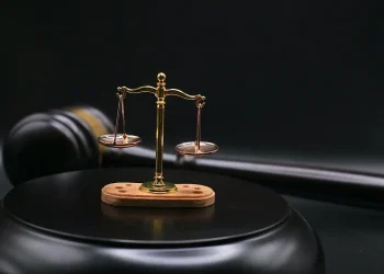 Justicia en jaque: la crisis institucional en Bolivia y América Latina