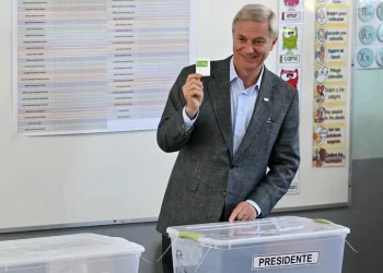 José Antonio Kast antes de emitir su voto/AFP