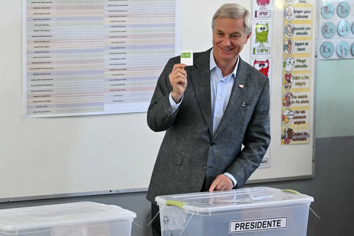 José Antonio Kast antes de emitir su voto/AFP