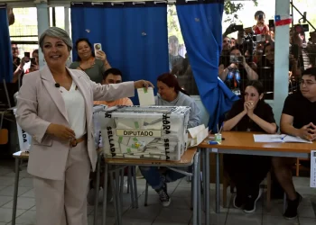 Jara sufragó en Conchalí, al norte de la capital chilena/AFP