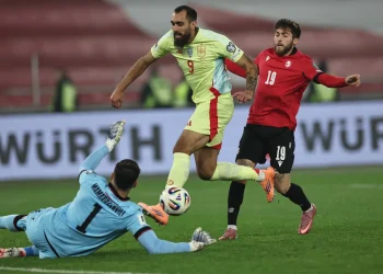 España busca igualar el récord de Italia y sellar el pase al Mundial