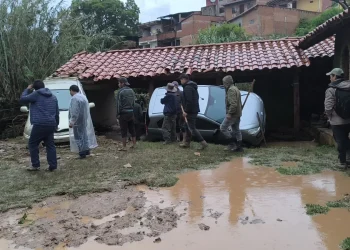 Camacho llega a Samaipata, afectada por graves inundaciones
