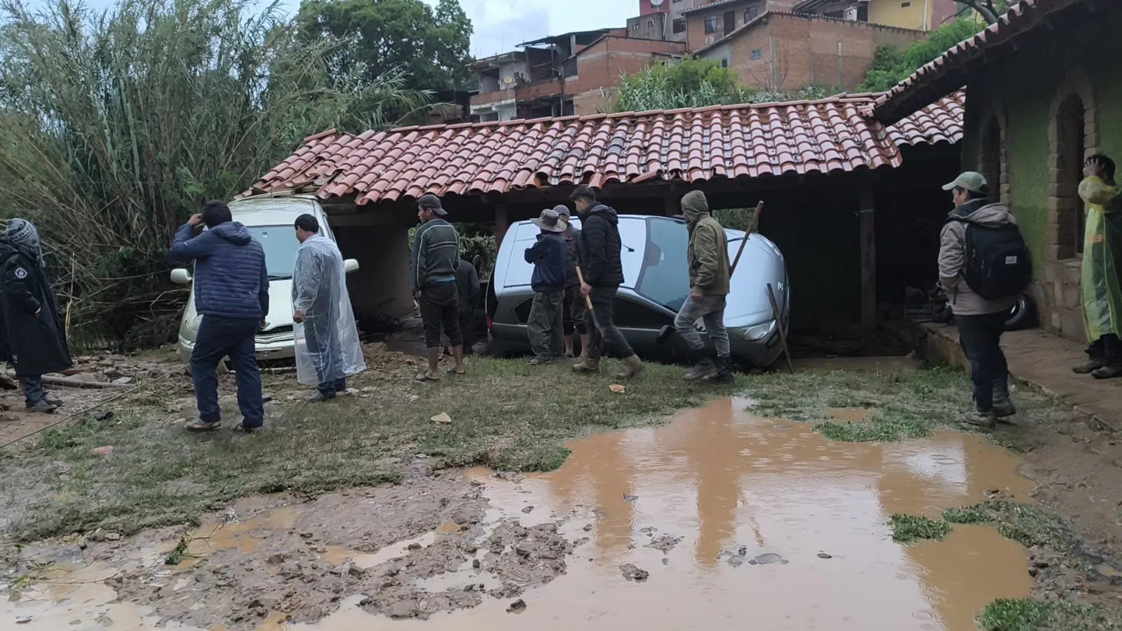 Camacho llega a Samaipata, afectada por graves inundaciones