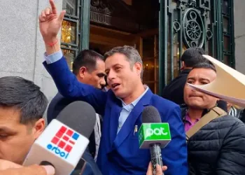 Lara sorprende, anuncia candidatos propios para subnacionales