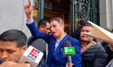 Lara sorprende, anuncia candidatos propios para subnacionales