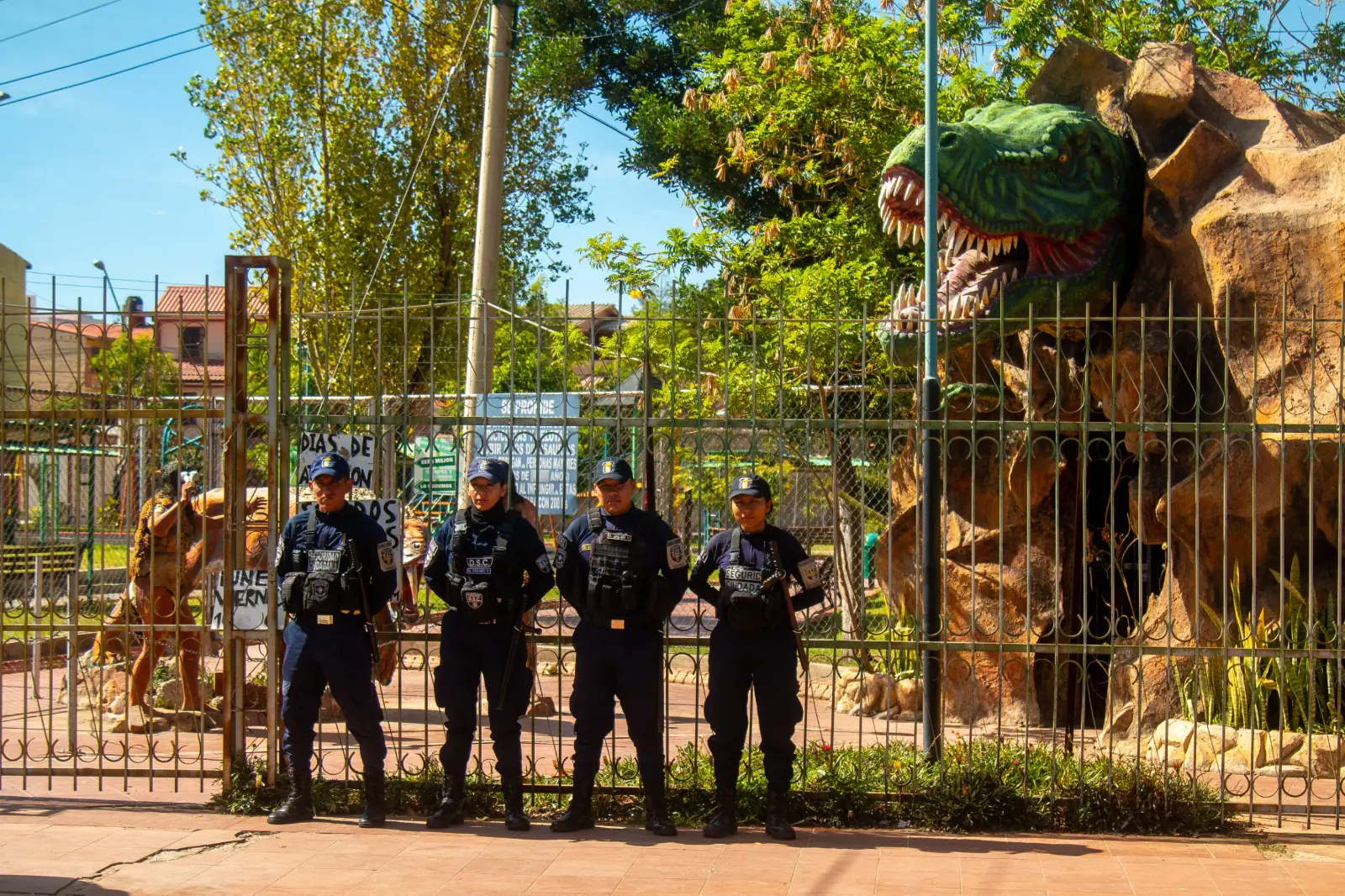 Guardias municipales resguardan el parque temático Dinosaurios en Cochabamba. FOTO: GAMC