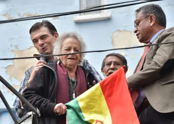 Paz devuelve sede de la APDHB a Amparo Carvajal tras dos años