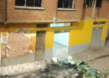 Vecinos de la zona Rosas Pampa quemaron un inmueble cerca del puente Bolivia. FOTO: El Alto es noticia
