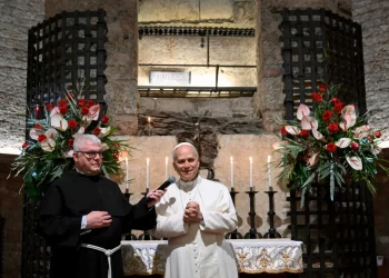 El papa León XIV durante su visita a la tumba de San Francisco en Asís/AFP-Vatican Media
