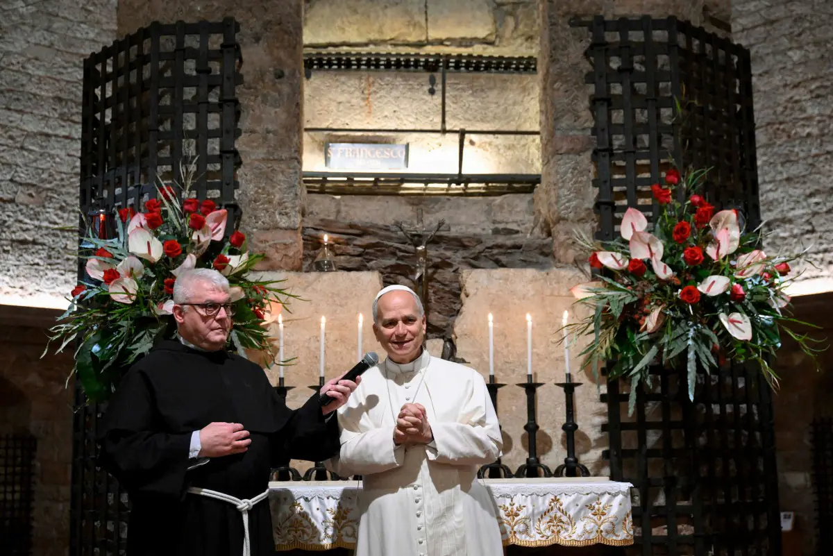 El papa León XIV durante su visita a la tumba de San Francisco en Asís/AFP-Vatican Media