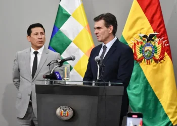 El presidente Rodrigo Paz junto con quien debía ser ministro, Jorge García Pinto. Foto: APG