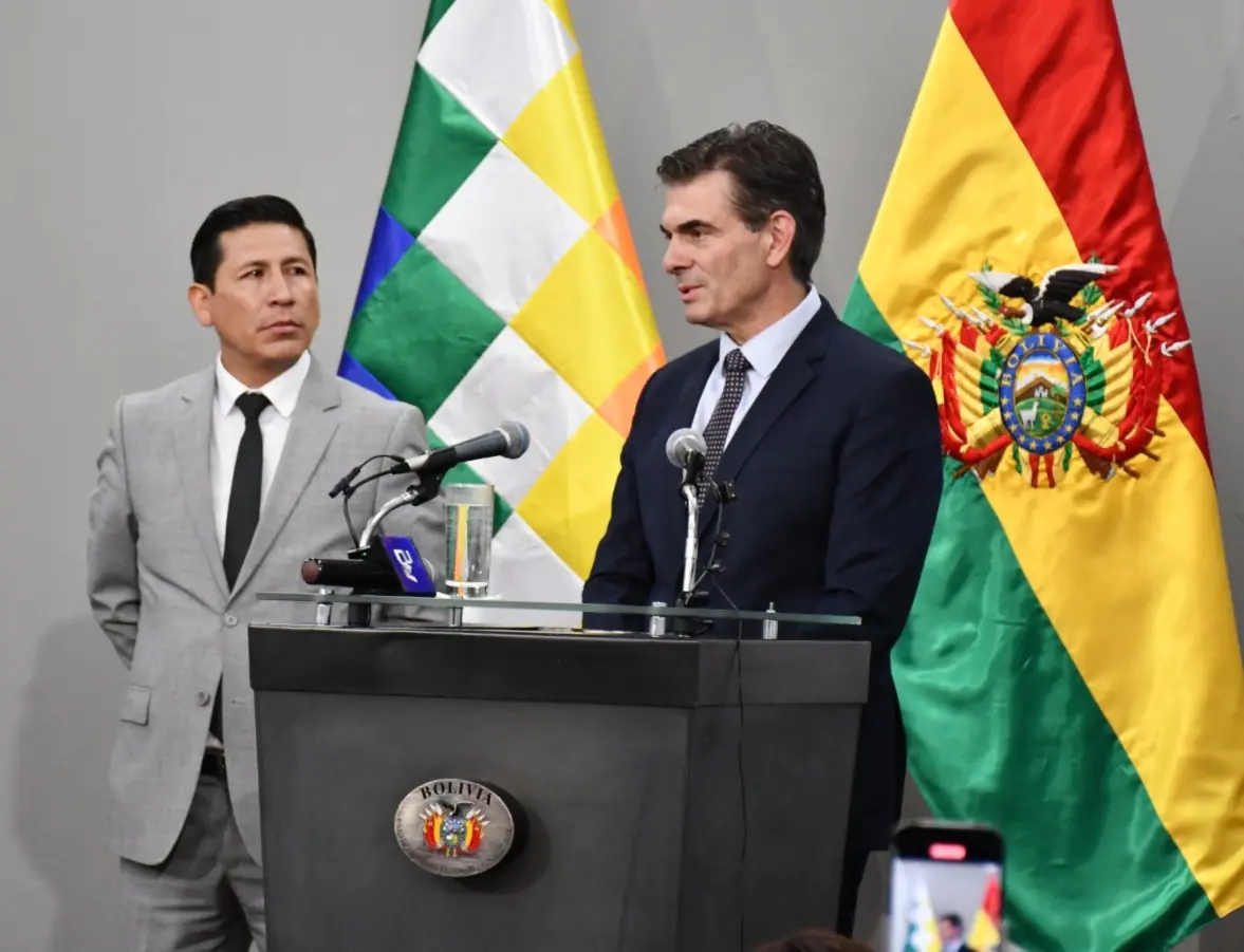 El presidente Rodrigo Paz junto con quien debía ser ministro, Jorge García Pinto. Foto: APG