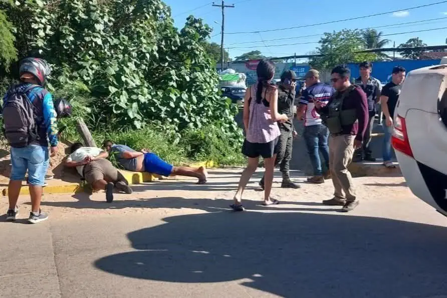 Los policías que intentaron huir fueron capturados/RRSS