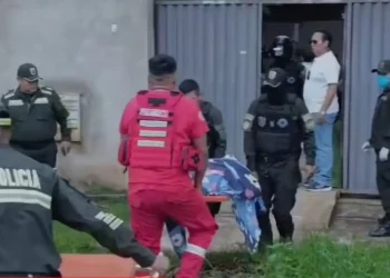 La Policía retira a la mujer herida/Captura de pantalla