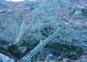 Luego del megadeslizamiento, ocurfrido en abril de 2019 se restableció la circulación por la avenida Libertad y uno de os puentes trillizos. FOTO: GAMLP