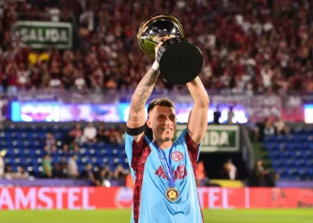 Losada, a lo Dibu, le da el título de la Sudamericana a Lanús