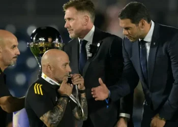 Sampaoli suma otra decepción en su carrera de caos y rock