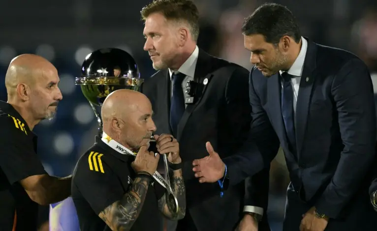 Sampaoli suma otra decepción en su carrera de caos y rock