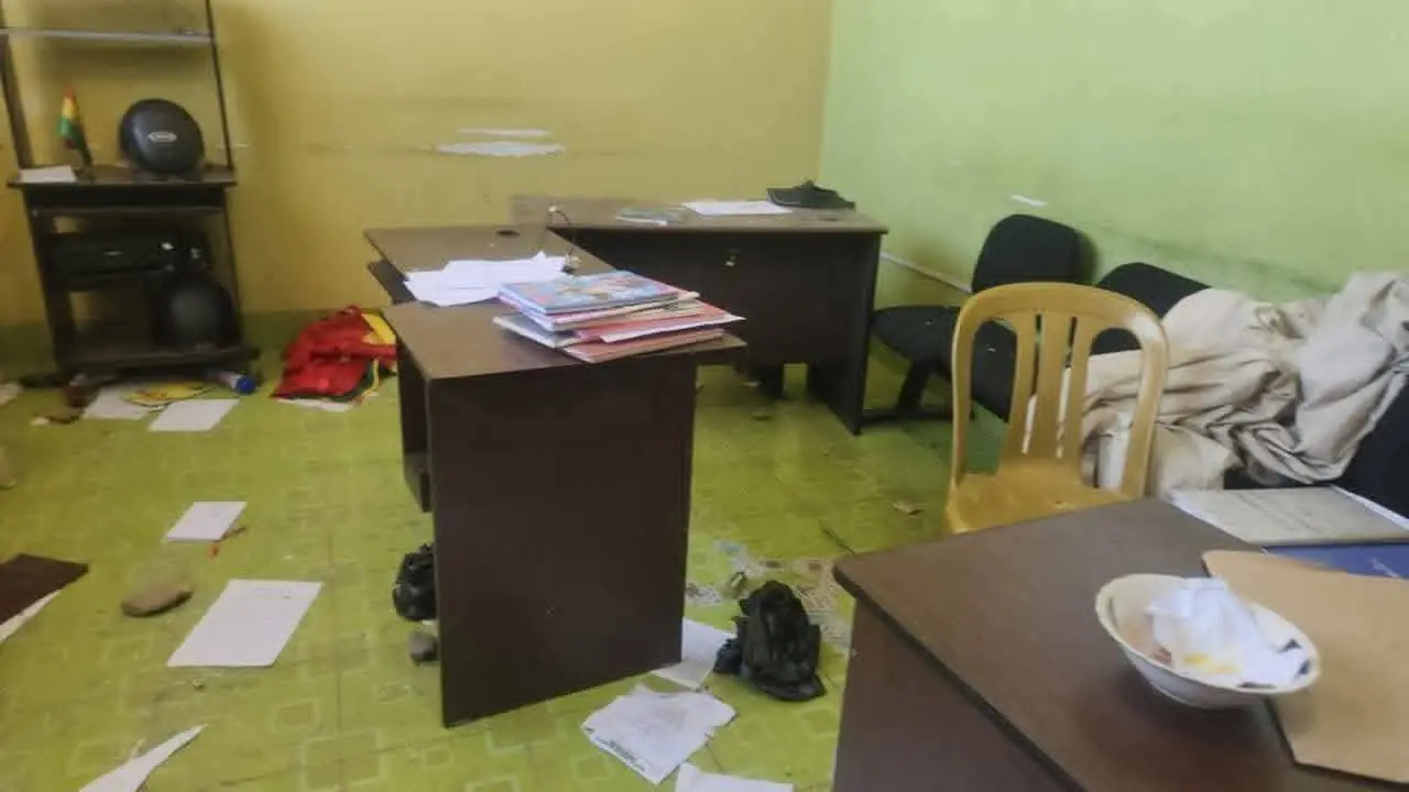 Así quedó una de las oficinas del Comando Regional de la Policía de Patacamaya. FOTO: RRSS