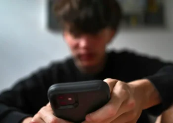 Australia aprueba la ley que prohíbe el uso de redes sociales a menores de 16 años. FOTO: La Voz de América