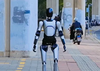 El robot humanoide superó varios obstáculos/AgiBot