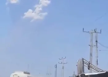 El volcán lanzó una columna de humo/Captura de video