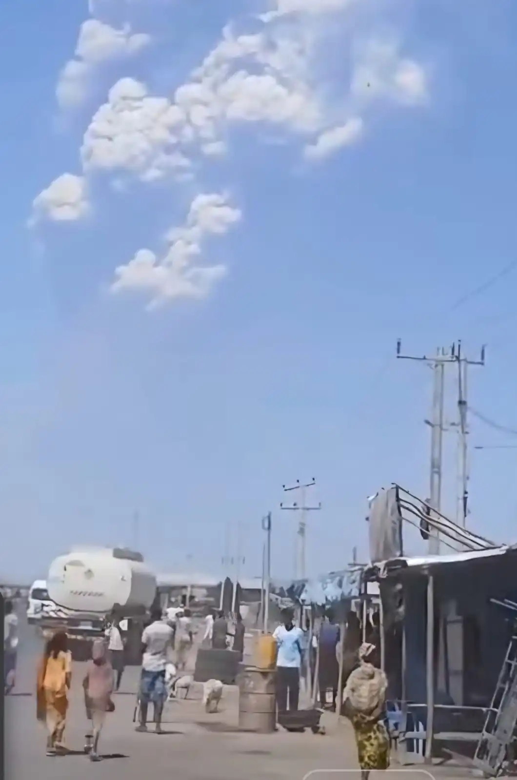 El volcán lanzó una columna de humo/Captura de video