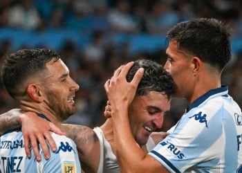 Racing avanza en el Clausura y River cierra un año para el olvido