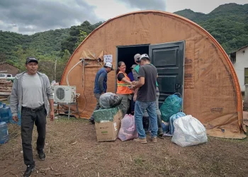 Damnificados de la riada en Samaipata reciben ayuda humanitaria. FOTO: APG