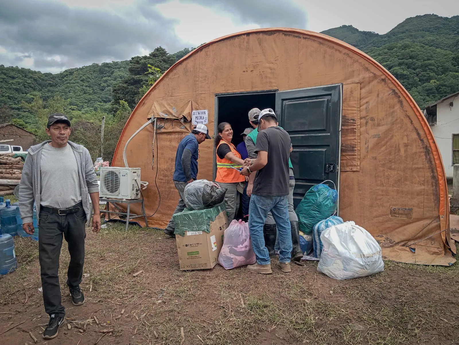 Damnificados de la riada en Samaipata reciben ayuda humanitaria. FOTO: APG