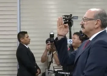 Hugo León asume como nuevo Procurador General del Estado