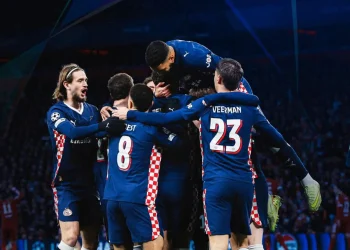 La defensa del Liverpool es una ruina y el PSV golea en Anfield