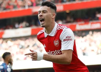 Giménez salva al Atlético y Martinelli vuelve con gol